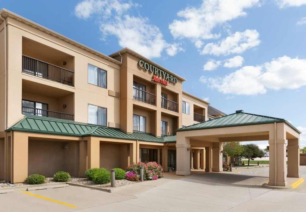 Отель Courtyard By Marriott Bloomington Normal Экстерьер фото