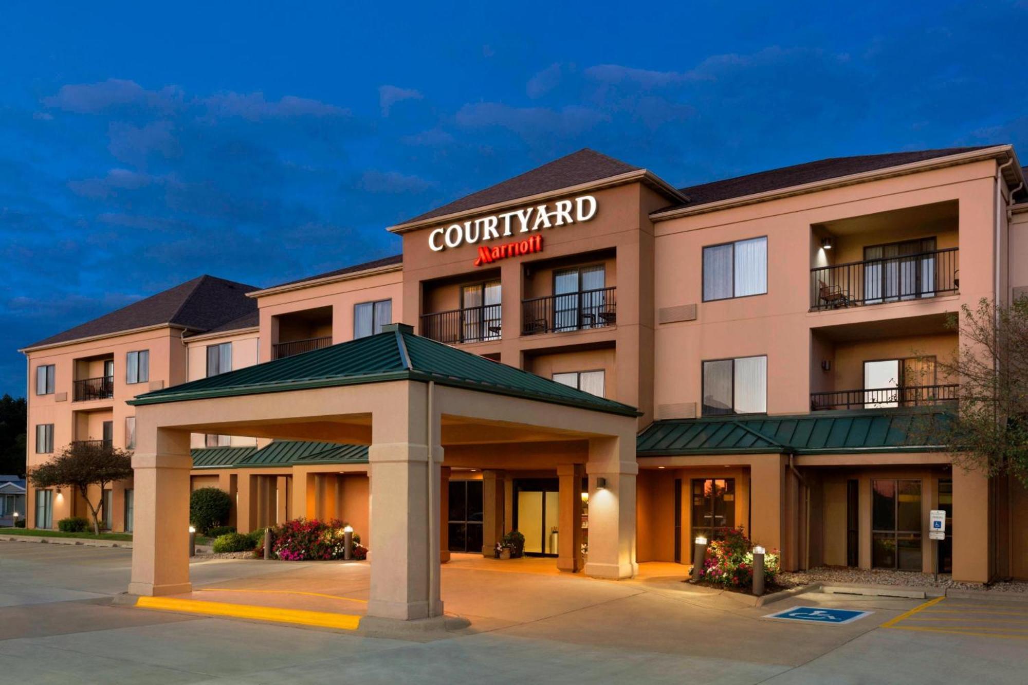 Отель Courtyard By Marriott Bloomington Normal Экстерьер фото