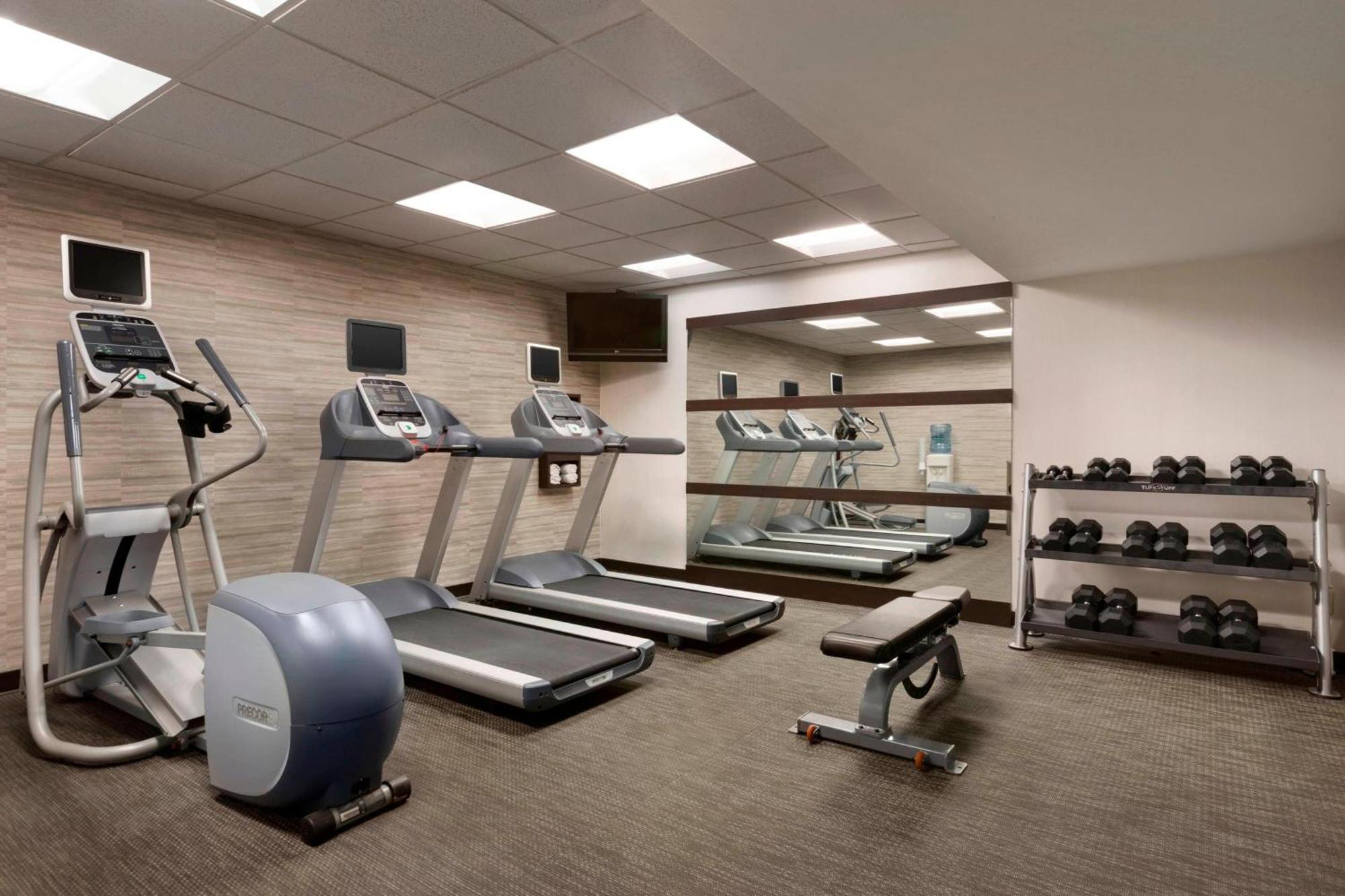 Отель Courtyard By Marriott Bloomington Normal Экстерьер фото