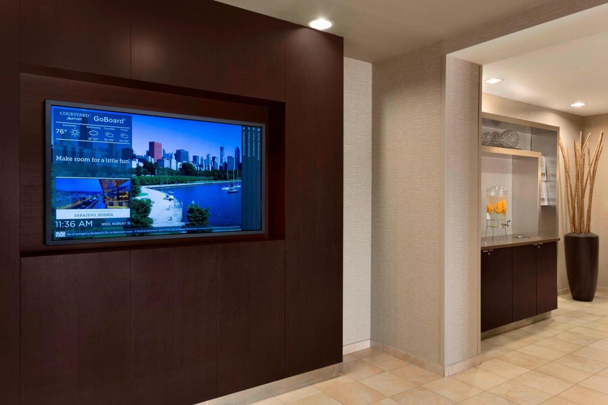 Отель Courtyard By Marriott Bloomington Normal Экстерьер фото