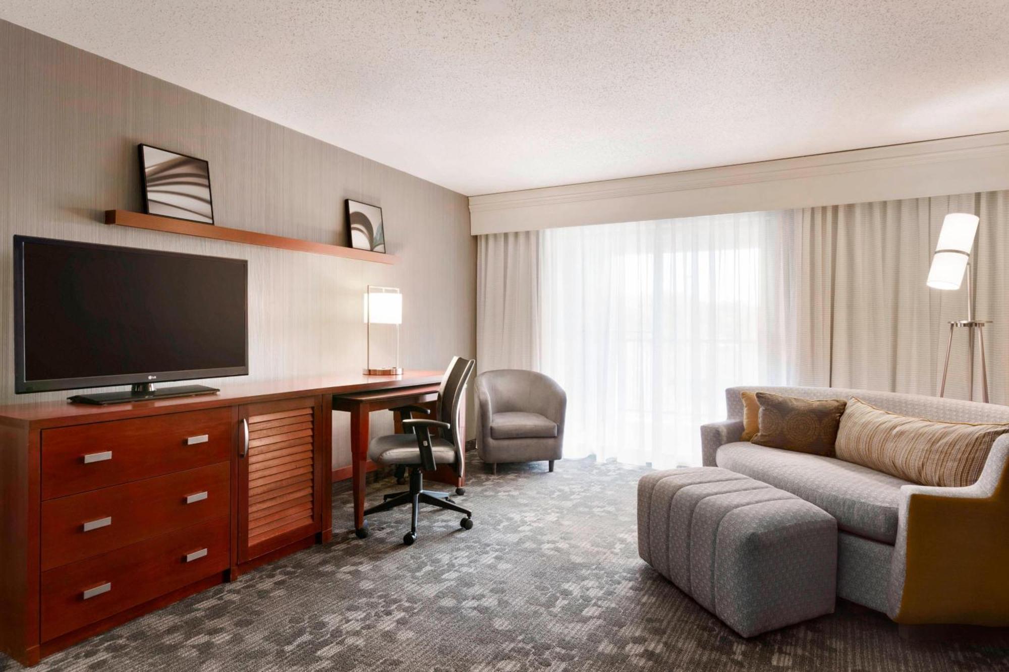 Отель Courtyard By Marriott Bloomington Normal Экстерьер фото