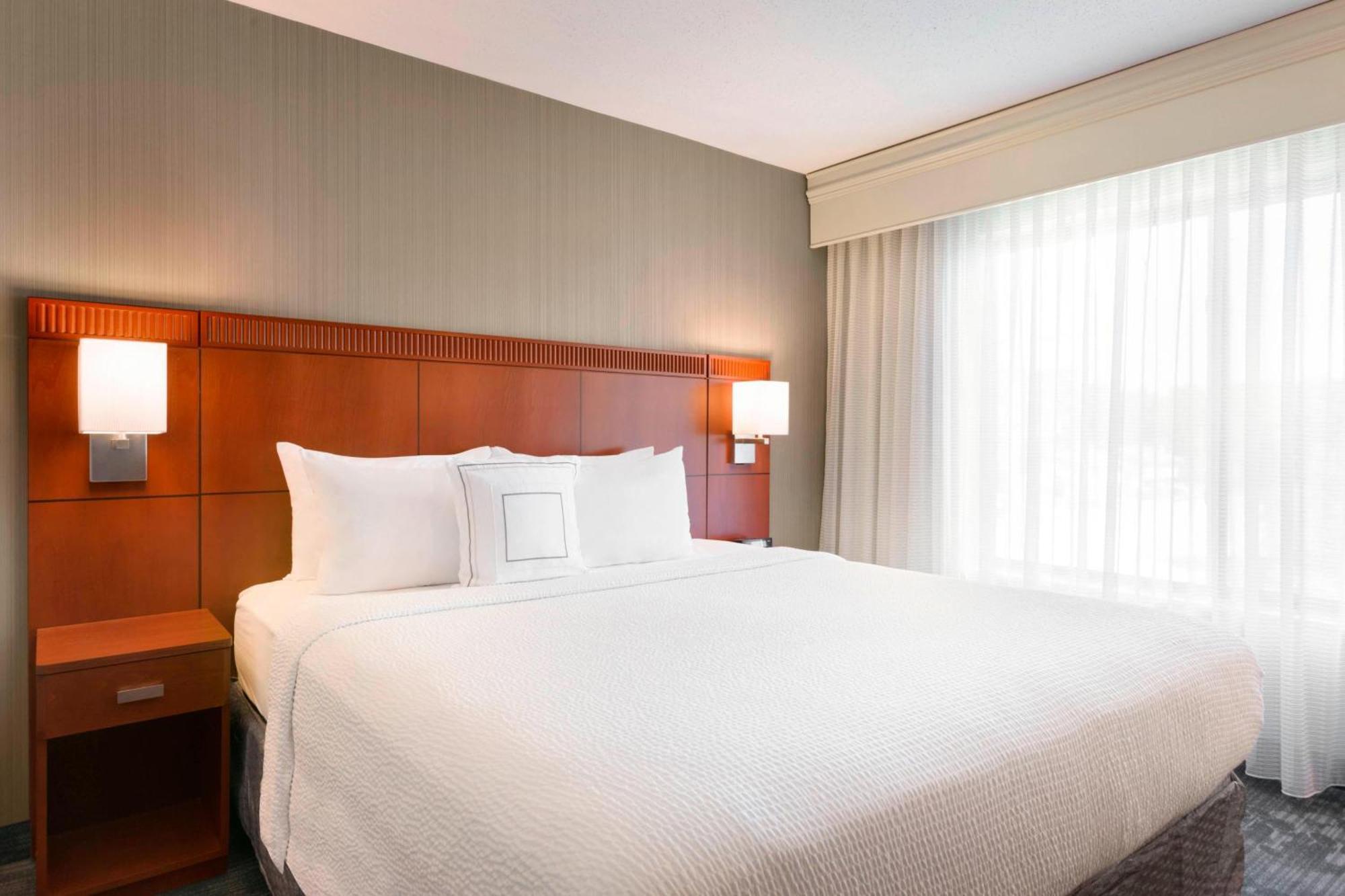 Отель Courtyard By Marriott Bloomington Normal Экстерьер фото
