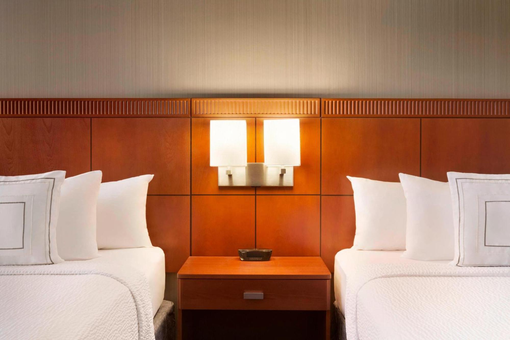 Отель Courtyard By Marriott Bloomington Normal Экстерьер фото
