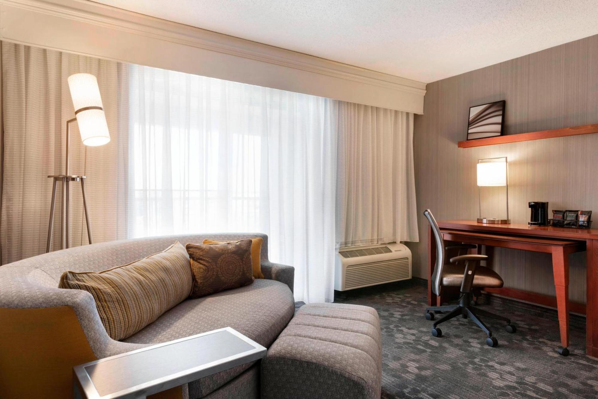 Отель Courtyard By Marriott Bloomington Normal Экстерьер фото