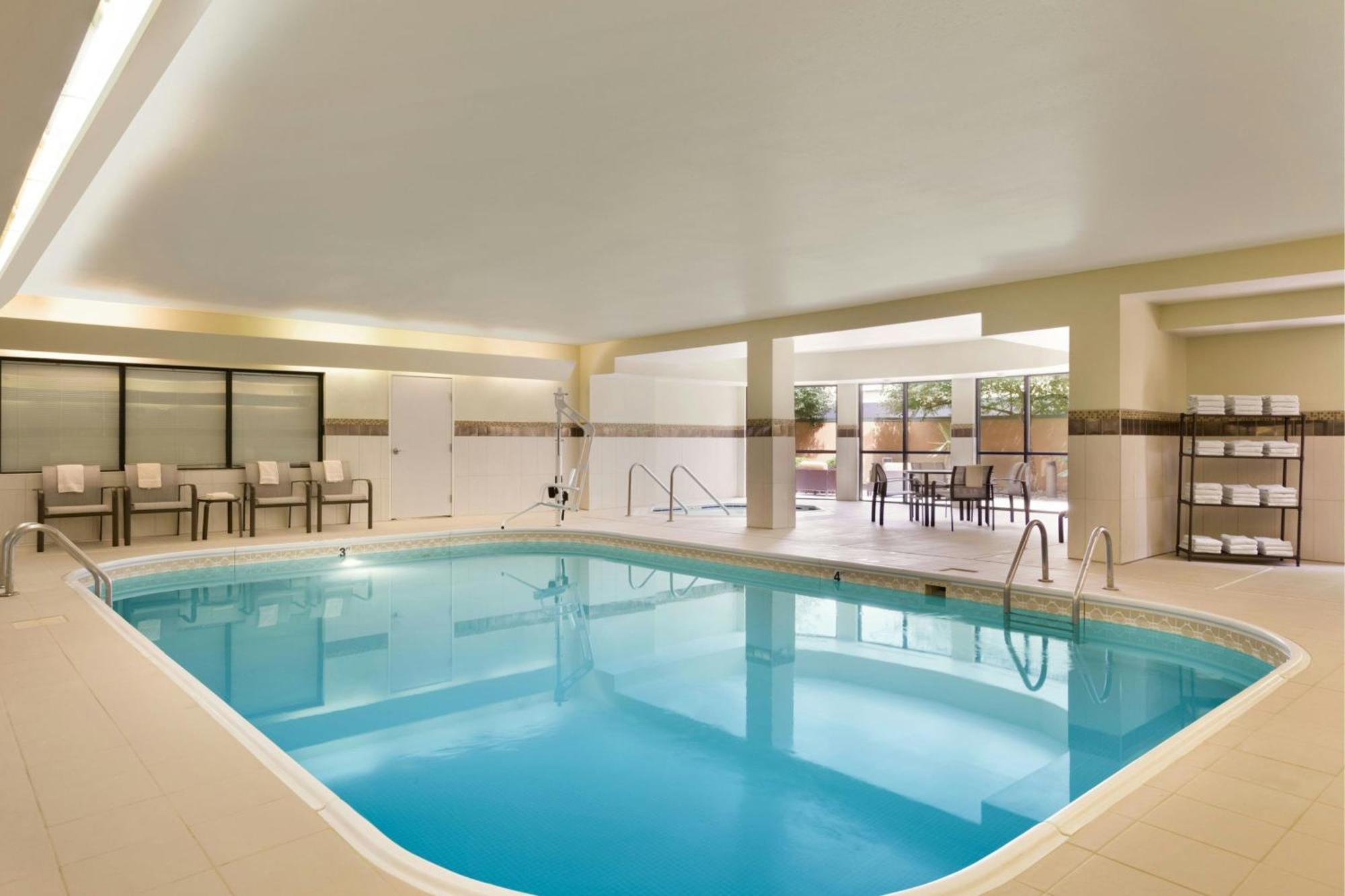 Отель Courtyard By Marriott Bloomington Normal Экстерьер фото