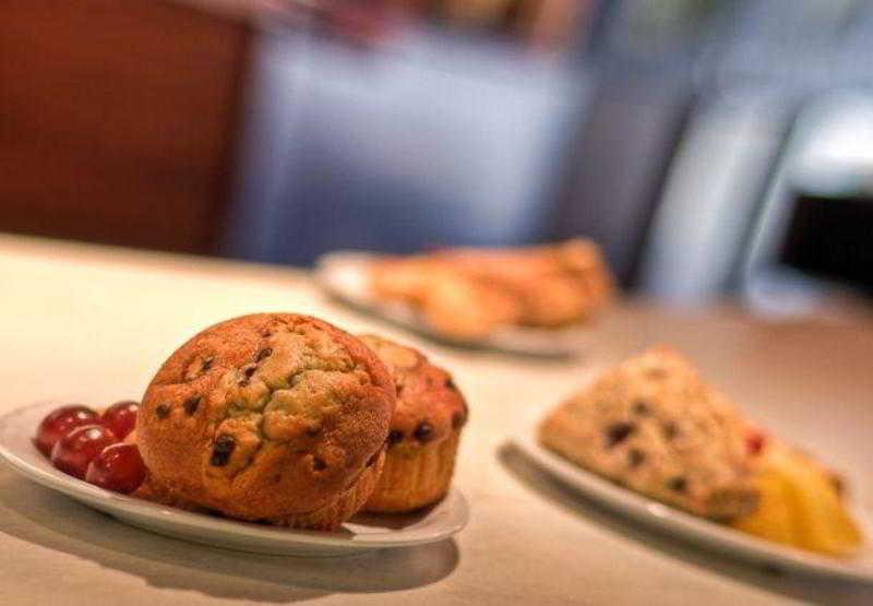 Отель Courtyard By Marriott Bloomington Normal Экстерьер фото